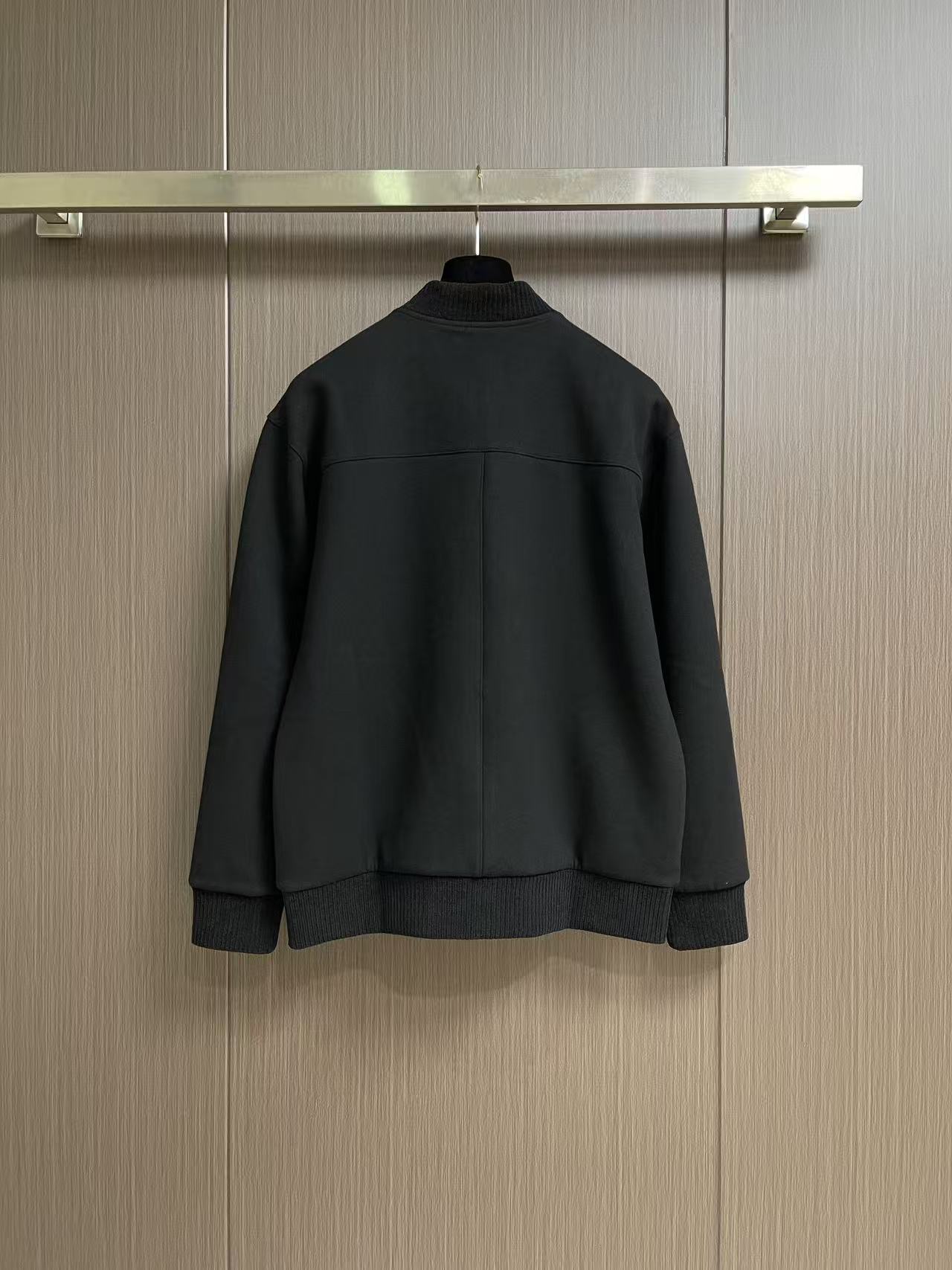 Hermes 男士休闲棒球服夹克外套 简约的设计 内外撞色 拉链点缀撞色 随意就能搭配出松弛感 合体的剪裁 两侧插袋 标 Hermes 男士休闲棒球服夹克外套 简约的设计 内外撞色 拉链点缀撞色 随意就能搭配出松弛感 合体的剪裁 两侧插袋 标