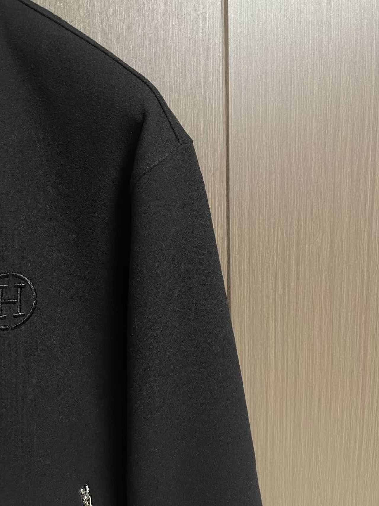 Hermes 男士休闲棒球服夹克外套 简约的设计 内外撞色 拉链点缀撞色 随意就能搭配出松弛感 合体的剪裁 两侧插袋 标 Hermes 男士休闲棒球服夹克外套 简约的设计 内外撞色 拉链点缀撞色 随意就能搭配出松弛感 合体的剪裁 两侧插袋 标