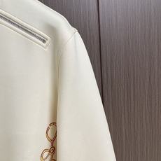 Hermes 马蹄标志刺绣套头圆领卫衣 Maillons en Boucle Aero”图案刺绣设计搭配肩膀拉链,经典而 Hermes 马蹄标志刺绣套头圆领卫衣 Maillons en Boucle Aero”图案刺绣设计搭配肩膀拉链,经典而