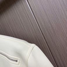 Hermes 马蹄标志刺绣套头圆领卫衣 Maillons en Boucle Aero”图案刺绣设计搭配肩膀拉链,经典而 Hermes 马蹄标志刺绣套头圆领卫衣 Maillons en Boucle Aero”图案刺绣设计搭配肩膀拉链,经典而