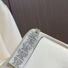 Hermes 马蹄标志刺绣套头圆领卫衣 Maillons en Boucle Aero”图案刺绣设计搭配肩膀拉链,经典而 Hermes 马蹄标志刺绣套头圆领卫衣 Maillons en Boucle Aero”图案刺绣设计搭配肩膀拉链,经典而