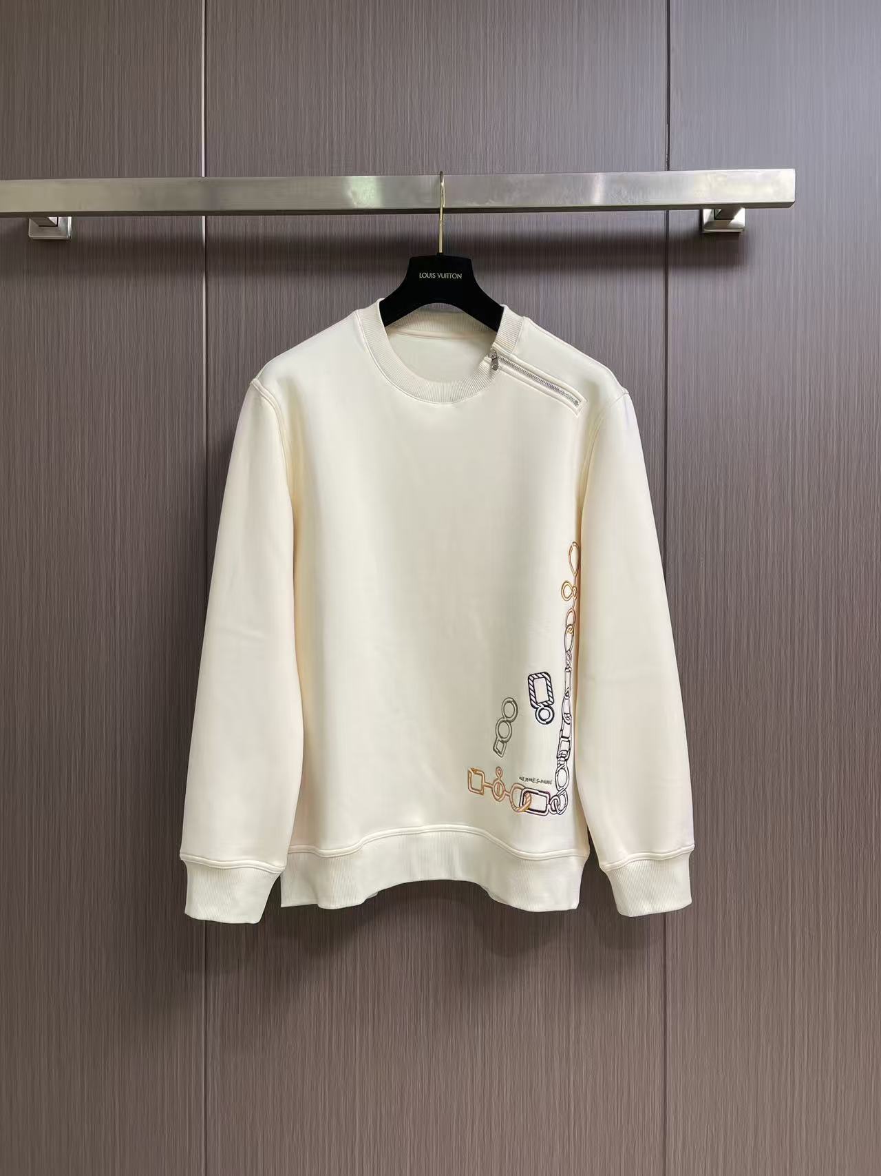 Hermes 马蹄标志刺绣套头圆领卫衣 Maillons en Boucle Aero”图案刺绣设计搭配肩膀拉链,经典而 Hermes 马蹄标志刺绣套头圆领卫衣 Maillons en Boucle Aero”图案刺绣设计搭配肩膀拉链,经典而