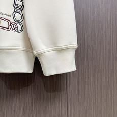 Hermes 马蹄标志刺绣套头圆领卫衣 Maillons en Boucle Aero”图案刺绣设计搭配肩膀拉链,经典而 Hermes 马蹄标志刺绣套头圆领卫衣 Maillons en Boucle Aero”图案刺绣设计搭配肩膀拉链,经典而
