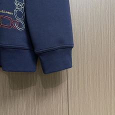 Hermes 马蹄标志刺绣套头圆领卫衣 Maillons en Boucle Aero”图案刺绣设计搭配肩膀拉链,经典而 Hermes 马蹄标志刺绣套头圆领卫衣 Maillons en Boucle Aero”图案刺绣设计搭配肩膀拉链,经典而