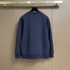 Hermes 马蹄标志刺绣套头圆领卫衣 Maillons en Boucle Aero”图案刺绣设计搭配肩膀拉链,经典而 Hermes 马蹄标志刺绣套头圆领卫衣 Maillons en Boucle Aero”图案刺绣设计搭配肩膀拉链,经典而