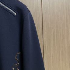 Hermes 马蹄标志刺绣套头圆领卫衣 Maillons en Boucle Aero”图案刺绣设计搭配肩膀拉链,经典而 Hermes 马蹄标志刺绣套头圆领卫衣 Maillons en Boucle Aero”图案刺绣设计搭配肩膀拉链,经典而