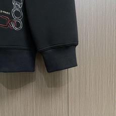 Hermes 马蹄标志刺绣套头圆领卫衣 Maillons en Boucle Aero”图案刺绣设计搭配肩膀拉链,经典而 Hermes 马蹄标志刺绣套头圆领卫衣 Maillons en Boucle Aero”图案刺绣设计搭配肩膀拉链,经典而