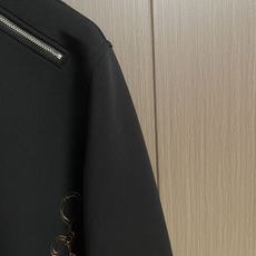 Hermes 马蹄标志刺绣套头圆领卫衣 Maillons en Boucle Aero”图案刺绣设计搭配肩膀拉链,经典而 Hermes 马蹄标志刺绣套头圆领卫衣 Maillons en Boucle Aero”图案刺绣设计搭配肩膀拉链,经典而