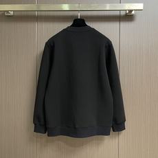 Hermes 马蹄标志刺绣套头圆领卫衣 Maillons en Boucle Aero”图案刺绣设计搭配肩膀拉链,经典而 Hermes 马蹄标志刺绣套头圆领卫衣 Maillons en Boucle Aero”图案刺绣设计搭配肩膀拉链,经典而