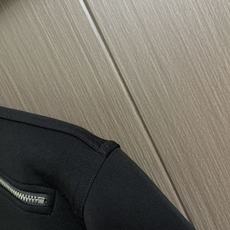Hermes 马蹄标志刺绣套头圆领卫衣 Maillons en Boucle Aero”图案刺绣设计搭配肩膀拉链,经典而 Hermes 马蹄标志刺绣套头圆领卫衣 Maillons en Boucle Aero”图案刺绣设计搭配肩膀拉链,经典而