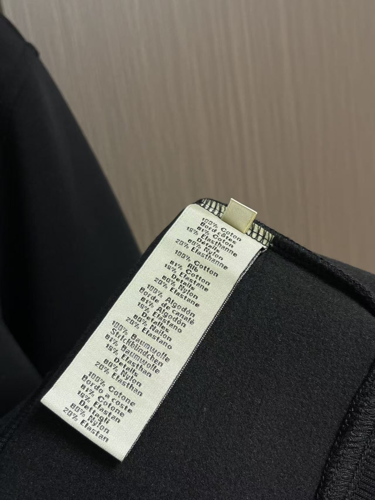Hermes 马蹄标志刺绣套头圆领卫衣 Maillons en Boucle Aero”图案刺绣设计搭配肩膀拉链,经典而 Hermes 马蹄标志刺绣套头圆领卫衣 Maillons en Boucle Aero”图案刺绣设计搭配肩膀拉链,经典而