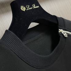 Hermes 马蹄标志刺绣套头圆领卫衣 Maillons en Boucle Aero”图案刺绣设计搭配肩膀拉链,经典而 Hermes 马蹄标志刺绣套头圆领卫衣 Maillons en Boucle Aero”图案刺绣设计搭配肩膀拉链,经典而
