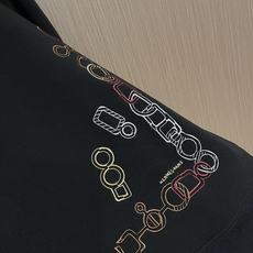 Hermes 马蹄标志刺绣套头圆领卫衣 Maillons en Boucle Aero”图案刺绣设计搭配肩膀拉链,经典而 Hermes 马蹄标志刺绣套头圆领卫衣 Maillons en Boucle Aero”图案刺绣设计搭配肩膀拉链,经典而