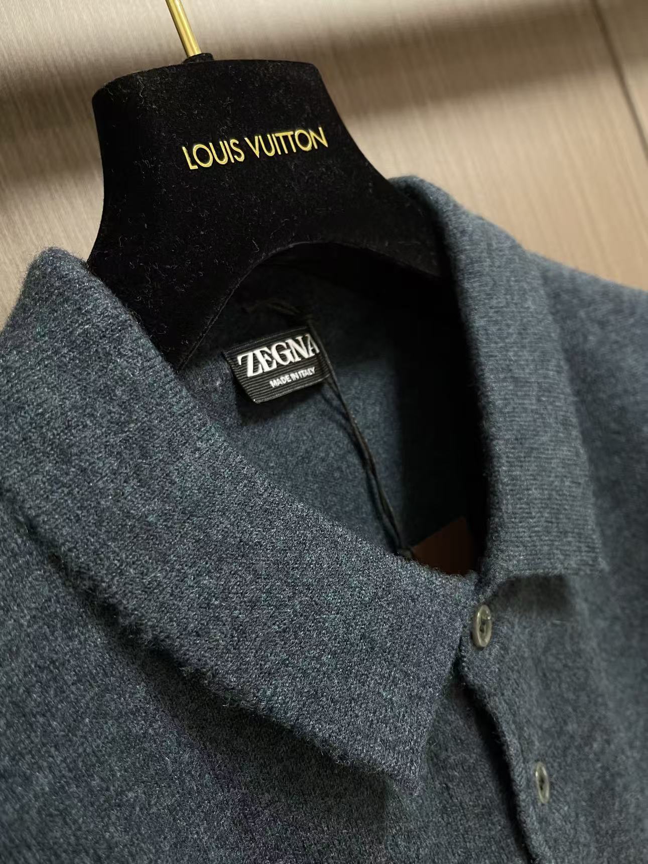 Zegna 老钱风男士Polo针织上衣，触感软糯温润，100%绵羊毛 上身轻盈保暖，透气不闷，自带高级柔和光泽。经典Po