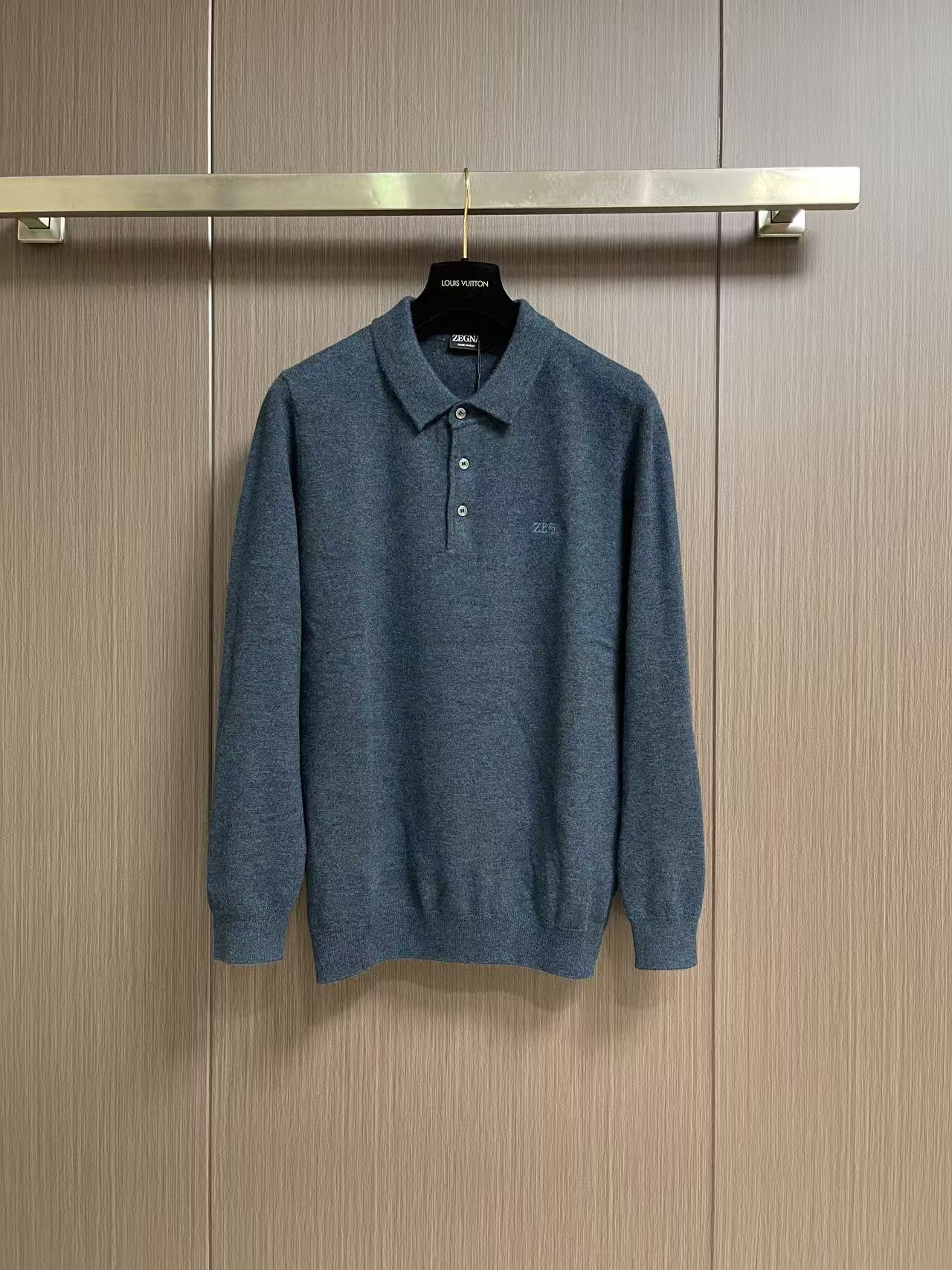 Zegna 老钱风男士Polo针织上衣,触感软糯温润,100%绵羊毛 上身轻盈保暖,透气不闷,自带高级柔和光泽。经典Po Zegna 老钱风男士Polo针织上衣,触感软糯温润,100%绵羊毛 上身轻盈保暖,透气不闷,自带高级柔和光泽。经典Po