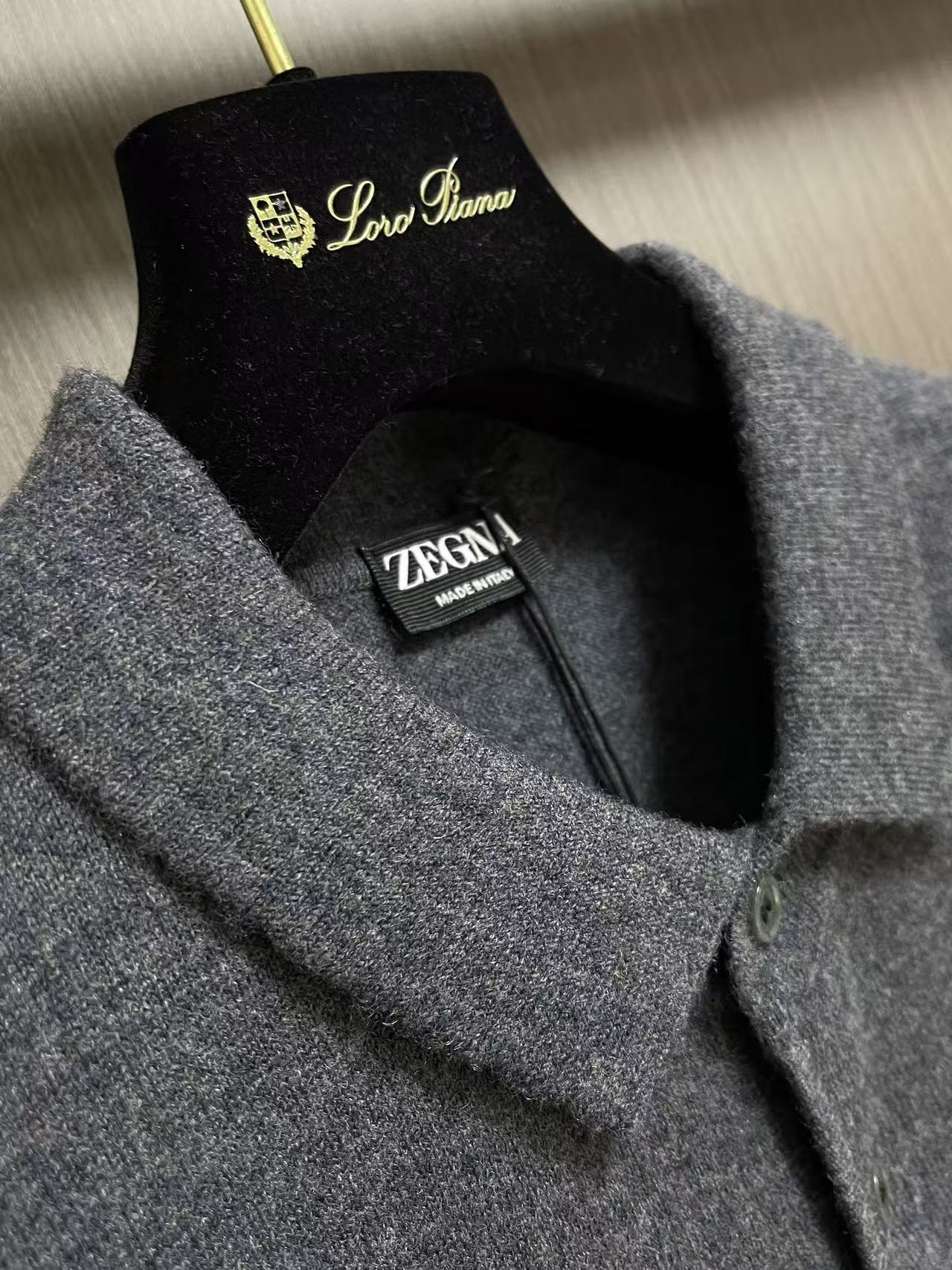 Zegna 老钱风男士Polo针织上衣，触感软糯温润，100%绵羊毛 上身轻盈保暖，透气不闷，自带高级柔和光泽。经典Po