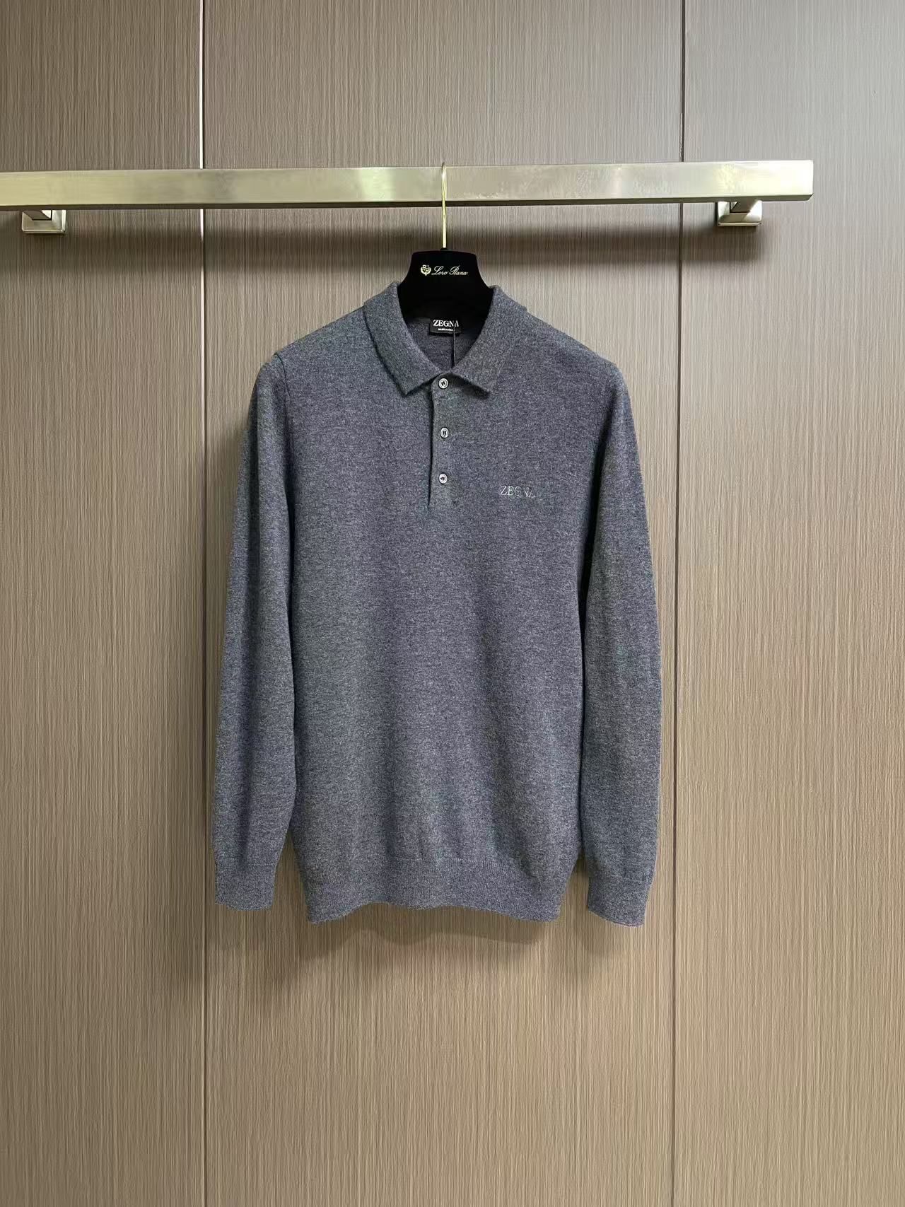 Zegna 老钱风男士Polo针织上衣,触感软糯温润,100%绵羊毛 上身轻盈保暖,透气不闷,自带高级柔和光泽。经典Po Zegna 老钱风男士Polo针织上衣,触感软糯温润,100%绵羊毛 上身轻盈保暖,透气不闷,自带高级柔和光泽。经典Po