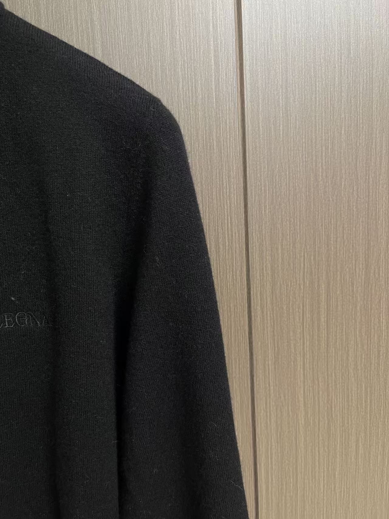 Zegna 老钱风男士Polo针织上衣，触感软糯温润，100%绵羊毛 上身轻盈保暖，透气不闷，自带高级柔和光泽。经典Po