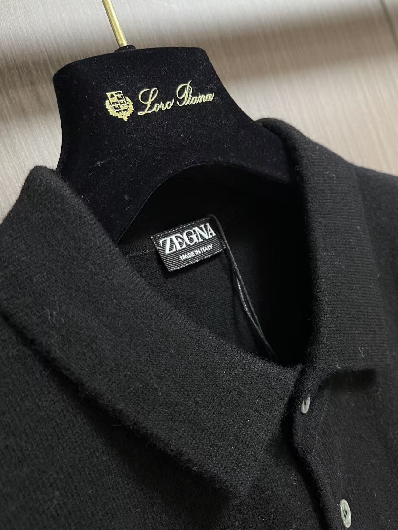 Zegna 老钱风男士Polo针织上衣，触感软糯温润，100%绵羊毛 上身轻盈保暖，透气不闷，自带高级柔和光泽。经典Po