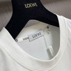 loewe 炫彩涂鸦印花短袖T恤,街头艺术与舒适的碰撞,这件短袖,把街头涂鸦艺术搬进日常穿搭!紧密针织棉面料,亲肤又有质 loewe 炫彩涂鸦印花短袖T恤,街头艺术与舒适的碰撞,这件短袖,把街头涂鸦艺术搬进日常穿搭!紧密针织棉面料,亲肤又有质