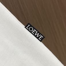 loewe 炫彩涂鸦印花短袖T恤,街头艺术与舒适的碰撞,这件短袖,把街头涂鸦艺术搬进日常穿搭!紧密针织棉面料,亲肤又有质 loewe 炫彩涂鸦印花短袖T恤,街头艺术与舒适的碰撞,这件短袖,把街头涂鸦艺术搬进日常穿搭!紧密针织棉面料,亲肤又有质