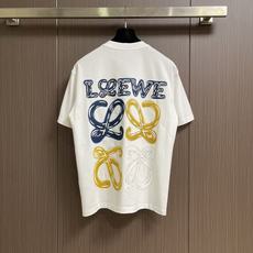 loewe 炫彩涂鸦印花短袖T恤,街头艺术与舒适的碰撞,这件短袖,把街头涂鸦艺术搬进日常穿搭!紧密针织棉面料,亲肤又有质 loewe 炫彩涂鸦印花短袖T恤,街头艺术与舒适的碰撞,这件短袖,把街头涂鸦艺术搬进日常穿搭!紧密针织棉面料,亲肤又有质