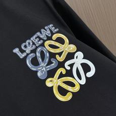 loewe 炫彩涂鸦印花短袖T恤,街头艺术与舒适的碰撞,这件短袖,把街头涂鸦艺术搬进日常穿搭!紧密针织棉面料,亲肤又有质 loewe 炫彩涂鸦印花短袖T恤,街头艺术与舒适的碰撞,这件短袖,把街头涂鸦艺术搬进日常穿搭!紧密针织棉面料,亲肤又有质