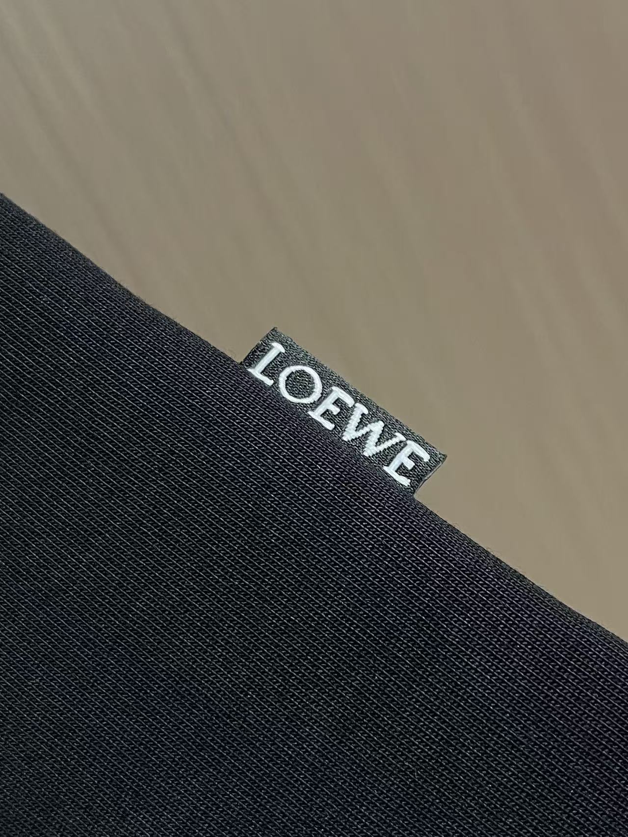 loewe 炫彩涂鸦印花短袖T恤,街头艺术与舒适的碰撞,这件短袖,把街头涂鸦艺术搬进日常穿搭!紧密针织棉面料,亲肤又有质 loewe 炫彩涂鸦印花短袖T恤,街头艺术与舒适的碰撞,这件短袖,把街头涂鸦艺术搬进日常穿搭!紧密针织棉面料,亲肤又有质