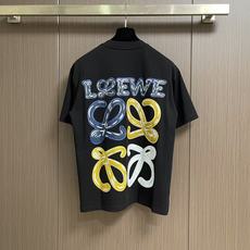 loewe 炫彩涂鸦印花短袖T恤,街头艺术与舒适的碰撞,这件短袖,把街头涂鸦艺术搬进日常穿搭!紧密针织棉面料,亲肤又有质 loewe 炫彩涂鸦印花短袖T恤,街头艺术与舒适的碰撞,这件短袖,把街头涂鸦艺术搬进日常穿搭!紧密针织棉面料,亲肤又有质