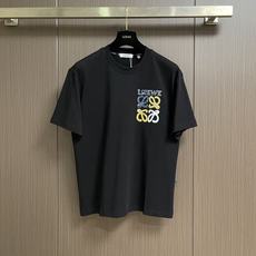 loewe 炫彩涂鸦印花短袖T恤,街头艺术与舒适的碰撞,这件短袖,把街头涂鸦艺术搬进日常穿搭!紧密针织棉面料,亲肤又有质 loewe 炫彩涂鸦印花短袖T恤,街头艺术与舒适的碰撞,这件短袖,把街头涂鸦艺术搬进日常穿搭!紧密针织棉面料,亲肤又有质
