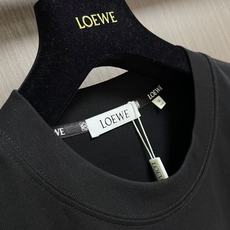 loewe 炫彩涂鸦印花短袖T恤,街头艺术与舒适的碰撞,这件短袖,把街头涂鸦艺术搬进日常穿搭!紧密针织棉面料,亲肤又有质 loewe 炫彩涂鸦印花短袖T恤,街头艺术与舒适的碰撞,这件短袖,把街头涂鸦艺术搬进日常穿搭!紧密针织棉面料,亲肤又有质