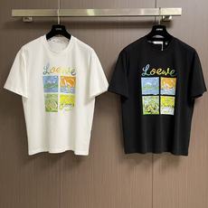 Loewe 2026SS新款插画圆领T恤,数码印花工艺,高支高密纯棉面料,洗水定型,不缩水,面料软糯细腻,柔软亲肤。做工 Loewe 2026SS新款插画圆领T恤,数码印花工艺,高支高密纯棉面料,洗水定型,不缩水,面料软糯细腻,柔软亲肤。做工
