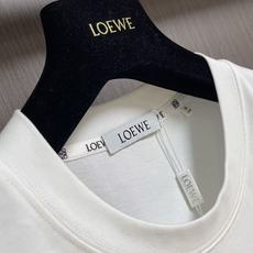 Loewe 2026SS新款插画圆领T恤,数码印花工艺,高支高密纯棉面料,洗水定型,不缩水,面料软糯细腻,柔软亲肤。做工 Loewe 2026SS新款插画圆领T恤,数码印花工艺,高支高密纯棉面料,洗水定型,不缩水,面料软糯细腻,柔软亲肤。做工