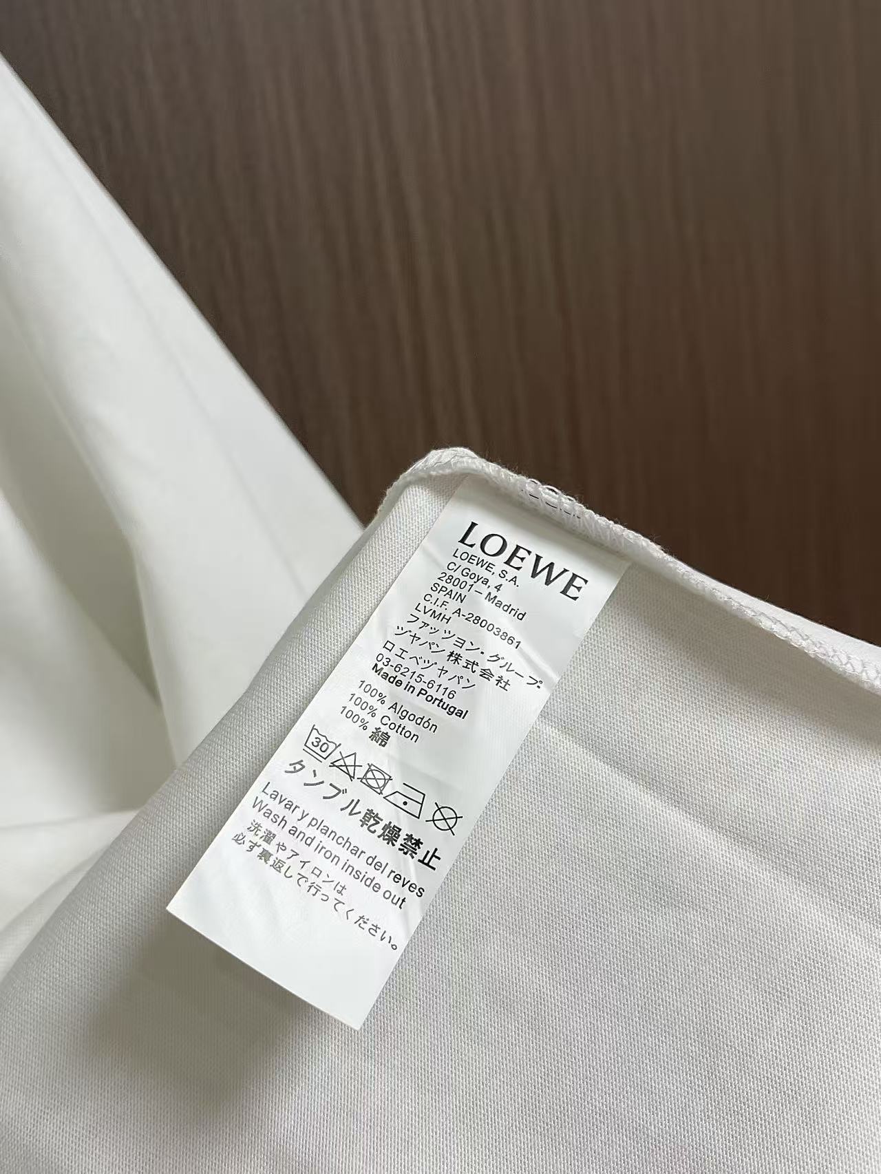 Loewe 2026SS新款插画圆领T恤,数码印花工艺,高支高密纯棉面料,洗水定型,不缩水,面料软糯细腻,柔软亲肤。做工 Loewe 2026SS新款插画圆领T恤,数码印花工艺,高支高密纯棉面料,洗水定型,不缩水,面料软糯细腻,柔软亲肤。做工