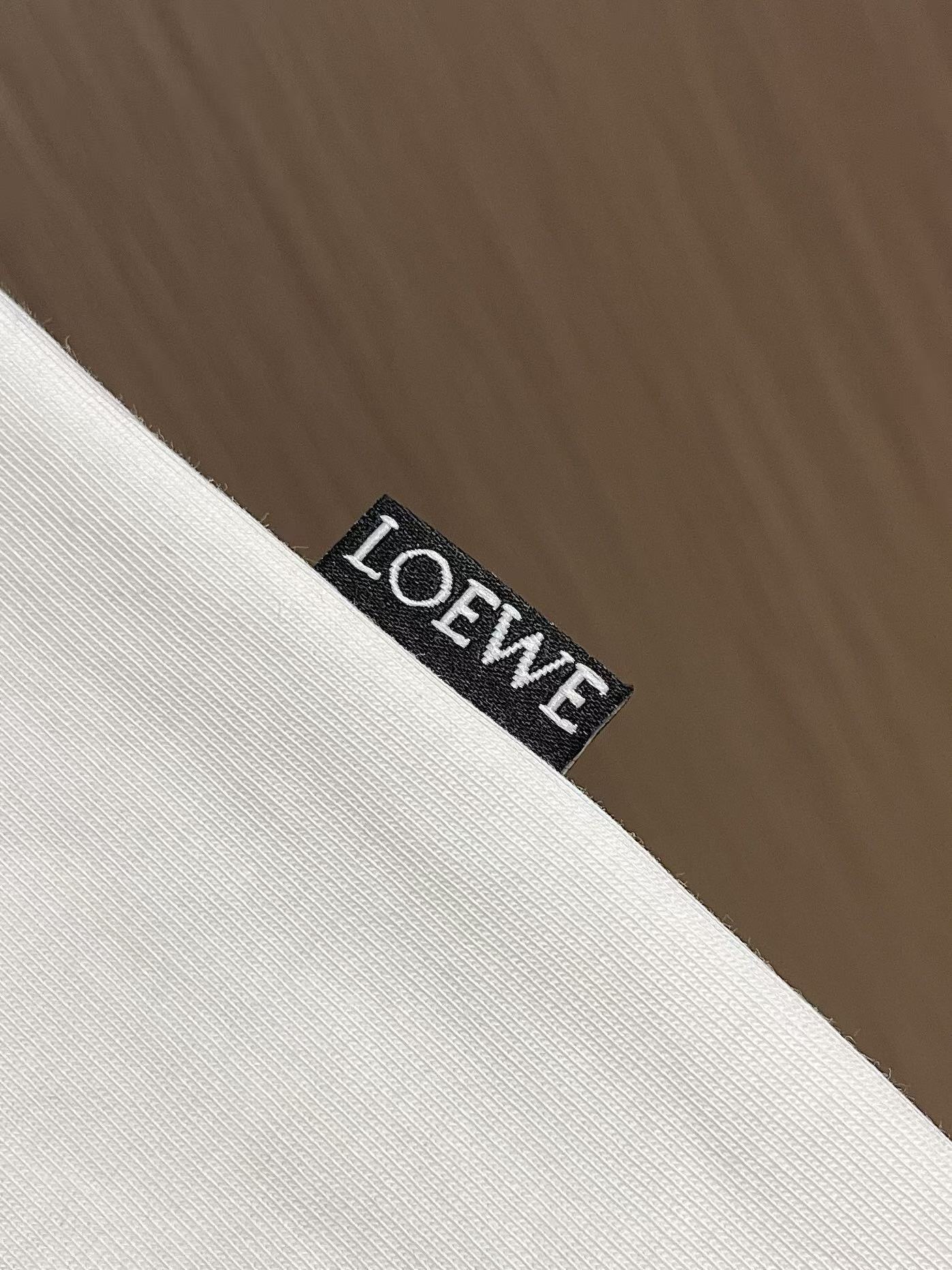 Loewe 2026SS新款插画圆领T恤,数码印花工艺,高支高密纯棉面料,洗水定型,不缩水,面料软糯细腻,柔软亲肤。做工 Loewe 2026SS新款插画圆领T恤,数码印花工艺,高支高密纯棉面料,洗水定型,不缩水,面料软糯细腻,柔软亲肤。做工