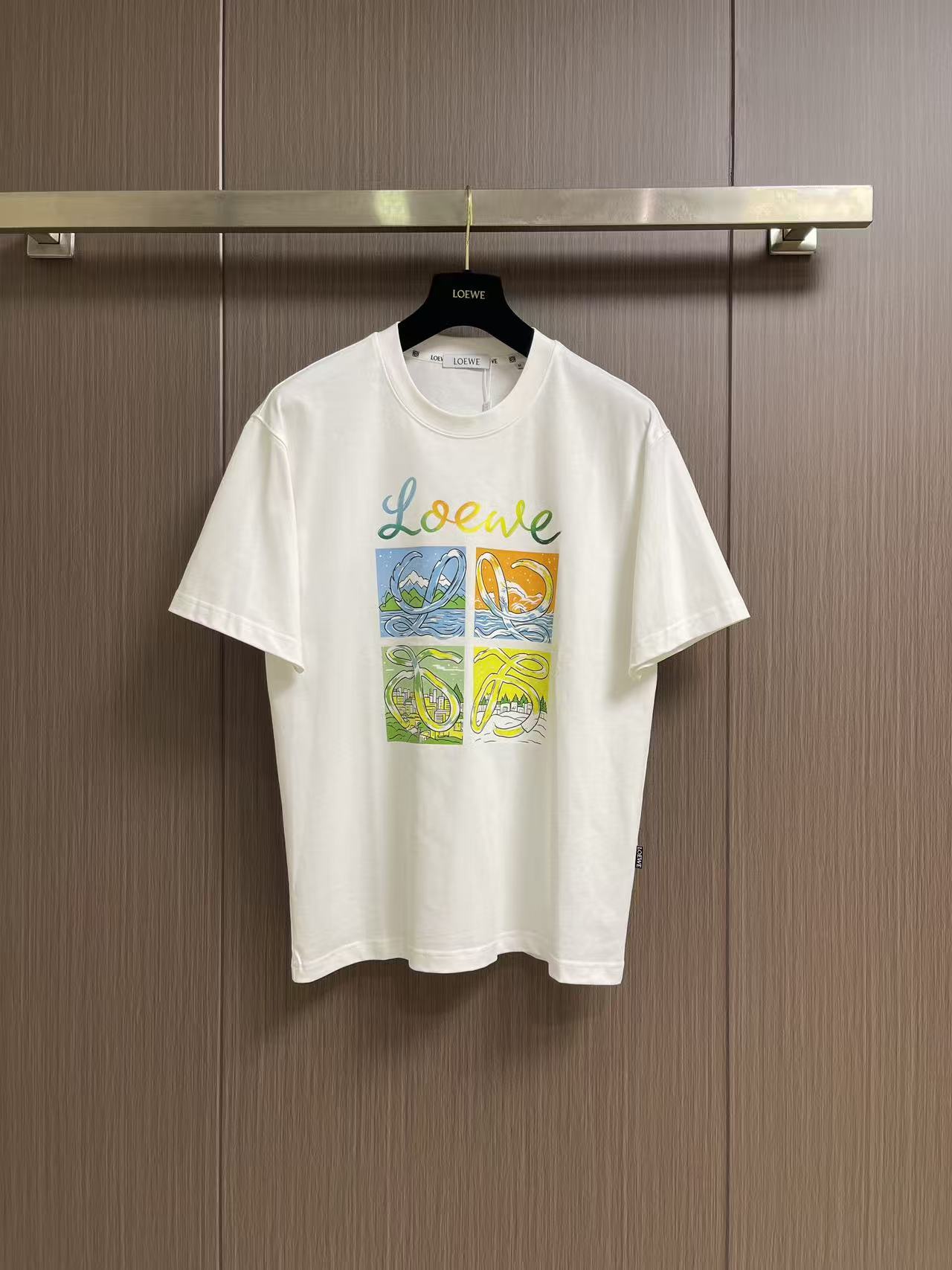 Loewe 2026SS新款插画圆领T恤，数码印花工艺，高支高密纯棉面料，洗水定型，不缩水，面料软糯细腻，柔软亲肤。做工