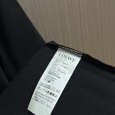 Loewe 2026SS新款插画圆领T恤,数码印花工艺,高支高密纯棉面料,洗水定型,不缩水,面料软糯细腻,柔软亲肤。做工 Loewe 2026SS新款插画圆领T恤,数码印花工艺,高支高密纯棉面料,洗水定型,不缩水,面料软糯细腻,柔软亲肤。做工