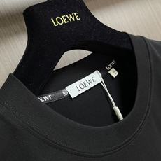 Loewe 2026SS新款插画圆领T恤,数码印花工艺,高支高密纯棉面料,洗水定型,不缩水,面料软糯细腻,柔软亲肤。做工 Loewe 2026SS新款插画圆领T恤,数码印花工艺,高支高密纯棉面料,洗水定型,不缩水,面料软糯细腻,柔软亲肤。做工