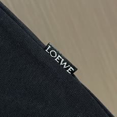 Loewe 2026SS新款插画圆领T恤,数码印花工艺,高支高密纯棉面料,洗水定型,不缩水,面料软糯细腻,柔软亲肤。做工 Loewe 2026SS新款插画圆领T恤,数码印花工艺,高支高密纯棉面料,洗水定型,不缩水,面料软糯细腻,柔软亲肤。做工