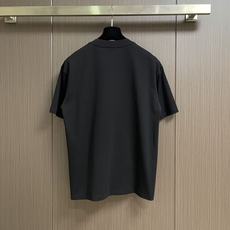 Loewe 2026SS新款插画圆领T恤,数码印花工艺,高支高密纯棉面料,洗水定型,不缩水,面料软糯细腻,柔软亲肤。做工 Loewe 2026SS新款插画圆领T恤,数码印花工艺,高支高密纯棉面料,洗水定型,不缩水,面料软糯细腻,柔软亲肤。做工