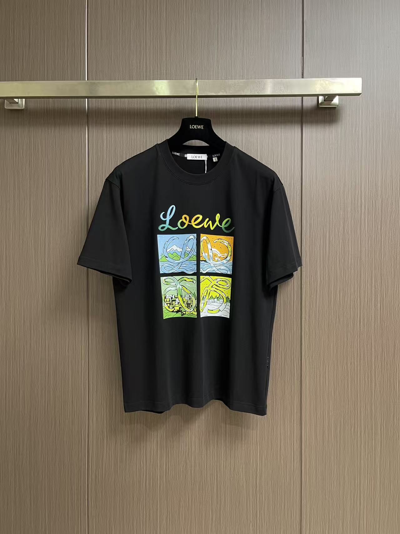 Loewe 2026SS新款插画圆领T恤，数码印花工艺，高支高密纯棉面料，洗水定型，不缩水，面料软糯细腻，柔软亲肤。做工
