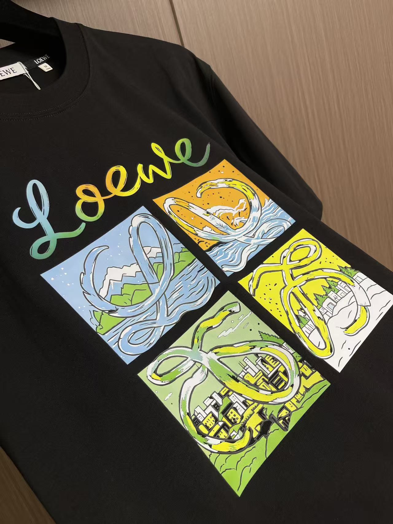 Loewe 2026SS新款插画圆领T恤,数码印花工艺,高支高密纯棉面料,洗水定型,不缩水,面料软糯细腻,柔软亲肤。做工 Loewe 2026SS新款插画圆领T恤,数码印花工艺,高支高密纯棉面料,洗水定型,不缩水,面料软糯细腻,柔软亲肤。做工