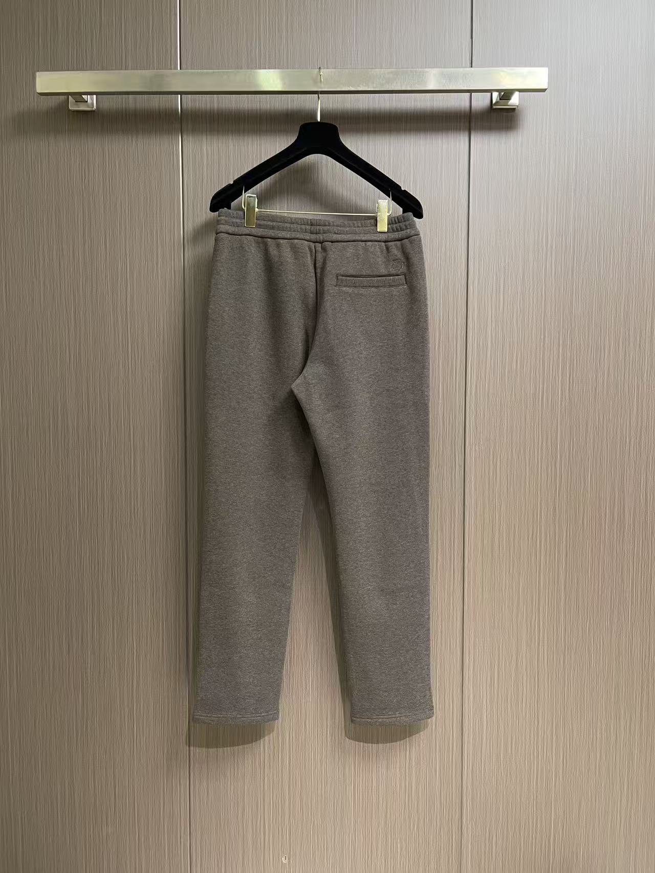 Loro Piana loroPiana  2026FW秋季新款直筒卫裤休闲裤，定制混纺面料软糯舒集高级感度于一体，裤型