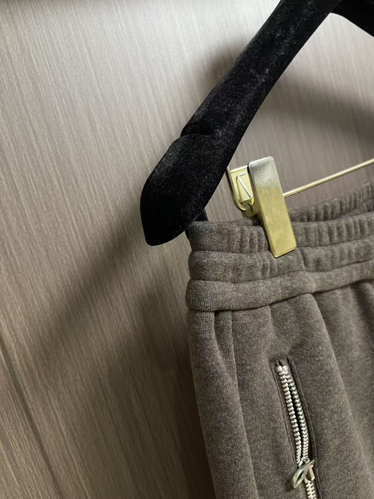 Loro Piana loroPiana  2026FW秋季新款直筒卫裤休闲裤，定制混纺面料软糯舒集高级感度于一体，裤型