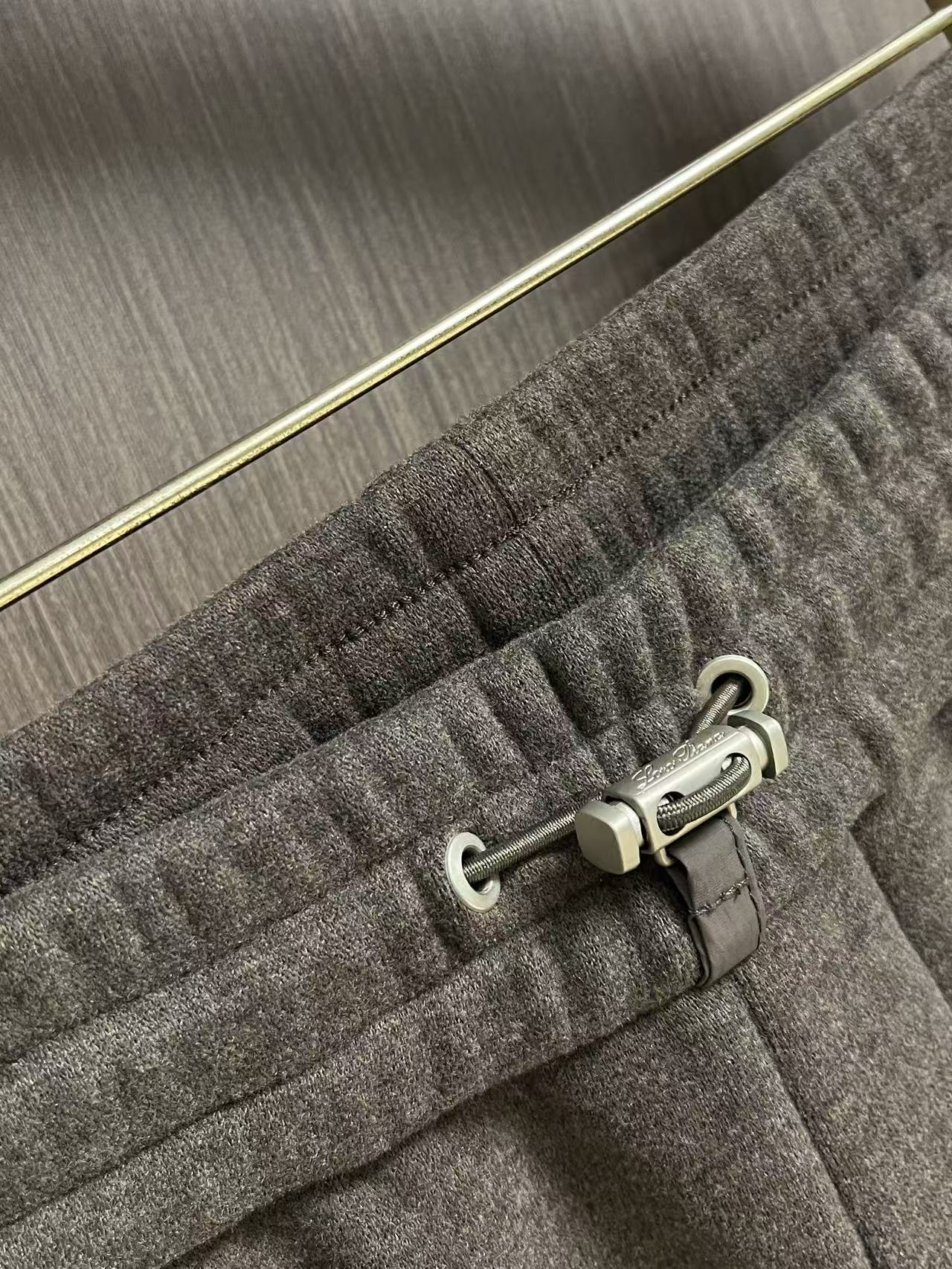 Loro Piana loroPiana  2026FW秋季新款直筒卫裤休闲裤，定制混纺面料软糯舒集高级感度于一体，裤型