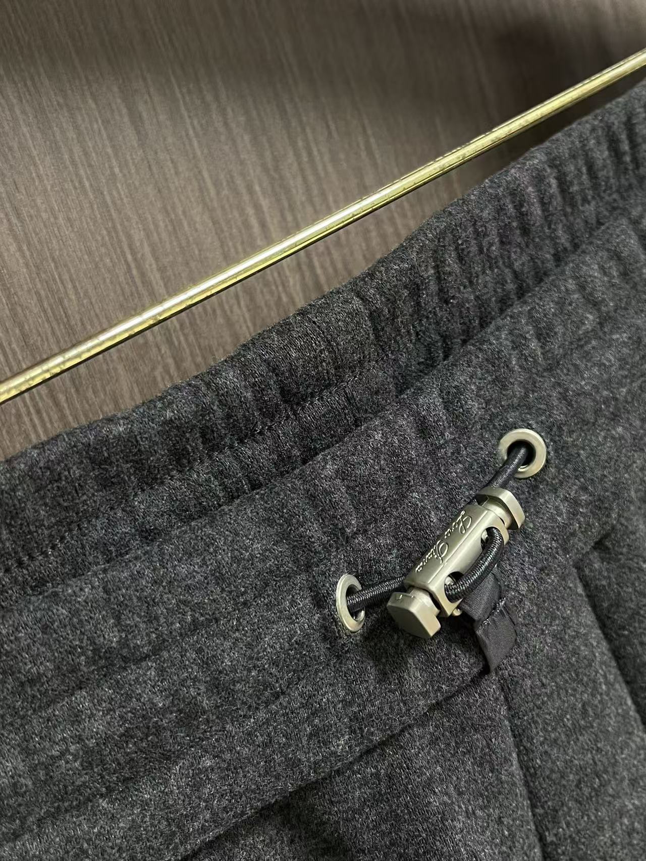 Loro Piana loroPiana  2026FW秋季新款直筒卫裤休闲裤，定制混纺面料软糯舒集高级感度于一体，裤型