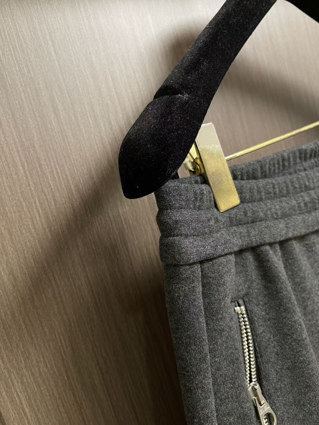 Loro Piana loroPiana  2026FW秋季新款直筒卫裤休闲裤，定制混纺面料软糯舒集高级感度于一体，裤型