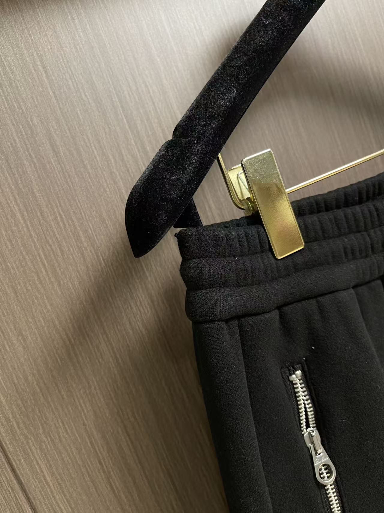 Loro Piana loroPiana  2026FW秋季新款直筒卫裤休闲裤，定制混纺面料软糯舒集高级感度于一体，裤型