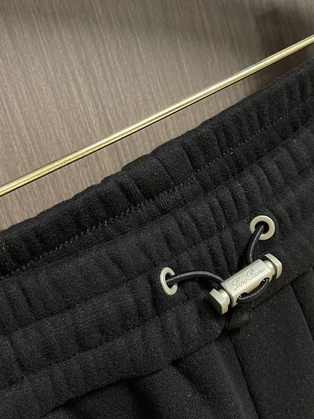 Loro Piana loroPiana  2026FW秋季新款直筒卫裤休闲裤，定制混纺面料软糯舒集高级感度于一体，裤型