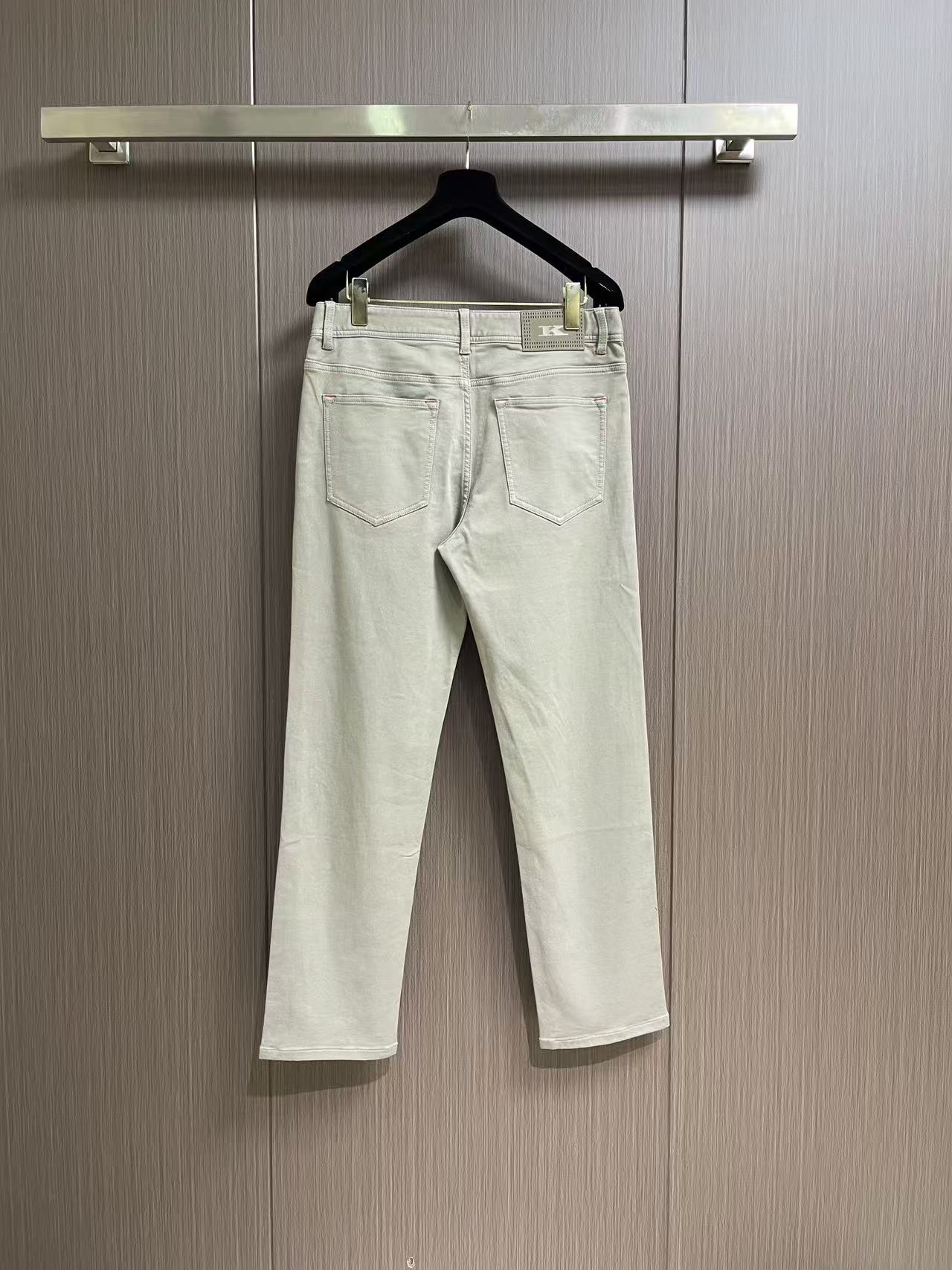 Kiton 2026SS秋季新款男士直筒牛仔裤，棉质牛仔面料打造质地柔软又不失筋骨，手感干爽有韧性 经典的标志性浮雕徽标